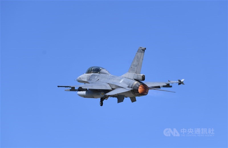 空軍嘉義基地1架F-16戰機11日訓練時座艙罩噴飛、人機均安。曾任飛官的前空軍副司令張延廷表示,若座艙罩未密閉儀表板會亮燈,因此可能是機械故障。(中央社檔案照片)