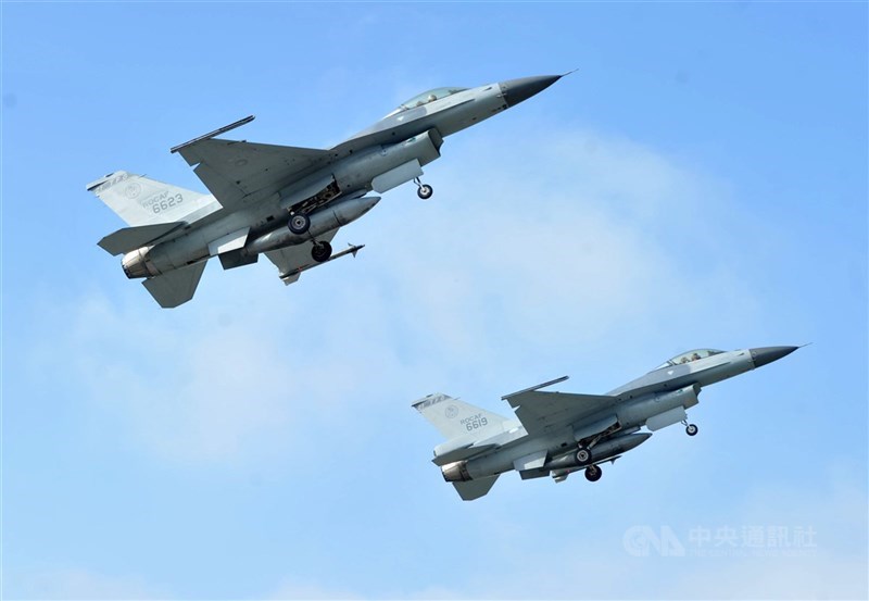 空軍司令部表示,嘉義基地1架F-16戰機(機號6698),上午7時29分進行例行性飛行訓練,起飛離地後座艙罩飛脫,所幸處置得宜,上午7時36分平安降落。圖為F16同型機。(中央社檔案照片)