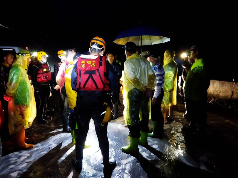 高雄市桃源區「明霸克露橋」日前遭暴漲溪水沖斷,桃源區代表謝宜真11日前往慰問回程時落水,警消出動9車16人前往現場,分為2組人員進行搜救。(民眾提供)中央社記者洪學廣傳真 110年8月11日