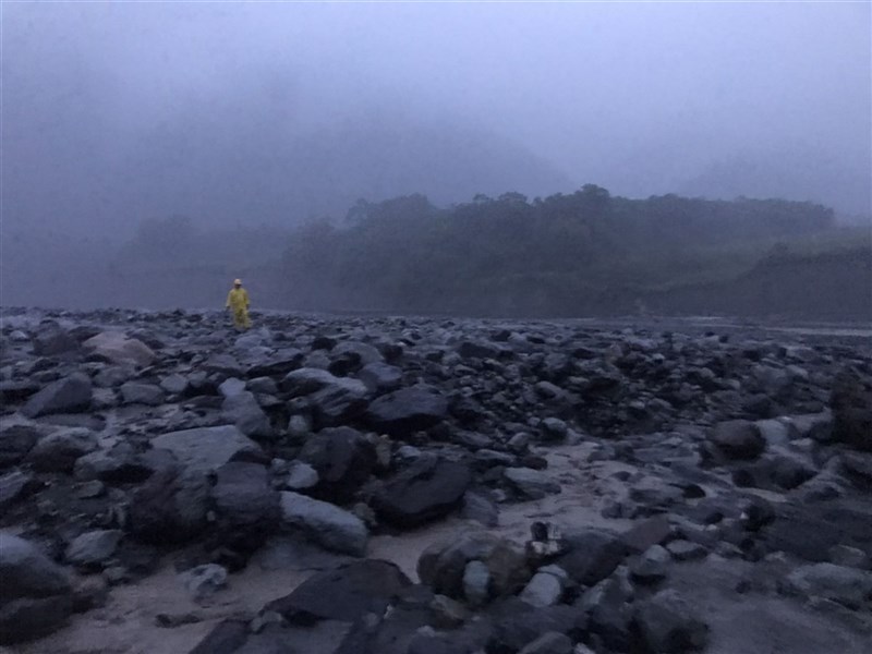 高雄市桃源區「明霸克露橋」遭沖斷,桃源區代表謝宜真11日前往慰問回程時落水,警消出動9車16人前往現場,分為2組人員進行搜救,1組人員於寶來2號橋架設攔截點,另1組人員在南橫公路沿岸搜尋,持續搜救中。(民眾提供)中央社記者洪學廣傳真 110年8月11日