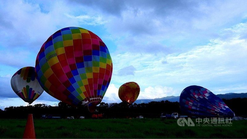 台東熱氣球嘉年華活動發生火燒球意外,10日傍晚立球時發生瞬間陣風吹倒球體,部分球體被燒毀,所幸人員平安。(民眾提供)中央社記者盧太城台東傳真 110年8月11日