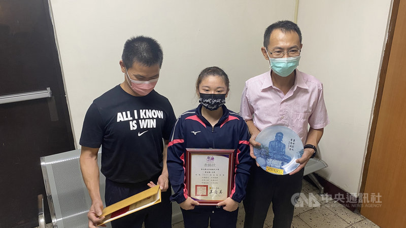 今年升上高中的黃宜甄(中)出身新住民家庭,靠阿嬤支撐家計,黃宜甄參加全中運舉重打破紀錄,堅毅不拔的毅力讓她獲得今年總統教育獎。中央社記者吳哲豪彰化攝 110年8月11日
