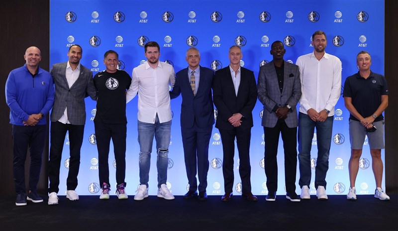 美國職籃NBA達拉斯獨行俠斯洛維尼亞明星後衛唐西奇(左4)10日簽字畫押,以2.07億美元(台幣逾57億元)天價與隊方續約5年,將繼續效力到2027年。(圖取自twitter.com/dallasmavs)