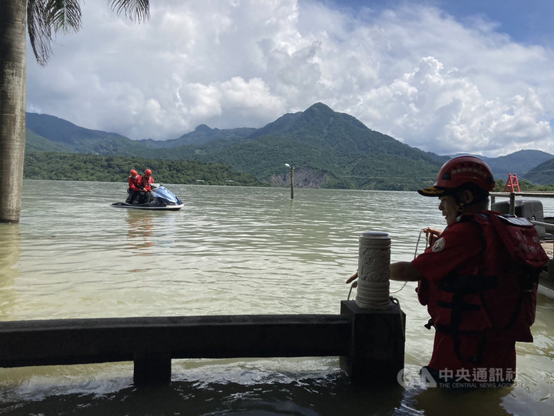 某大學林姓研究生11日疑因撿手機不慎滑落曾文水庫,警消漏夜搜救,除潛水人員在落水地點大埔湖濱公園六角亭一帶搜索,也出動橡皮艇、水上摩托車在水面來回找人,至12日中午尚未找到人。(嘉義縣消防局提供)中央社記者蔡智明傳真 110年8月12日