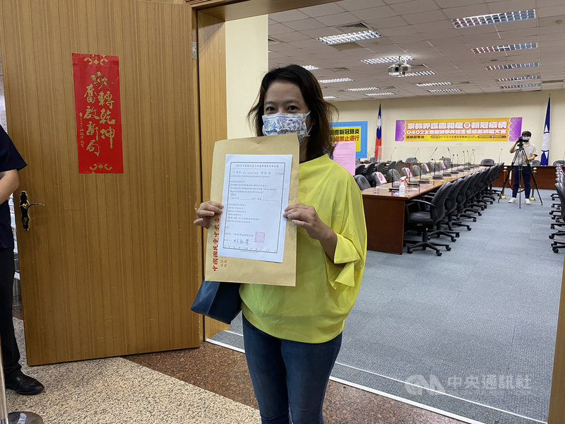 國民黨主席選舉12日辦理領表作業，尋求連任的黨主席江啟臣由國會辦公室主任林鈺潔（圖）代為領表。中央社記者劉冠廷攝 110年8月12日