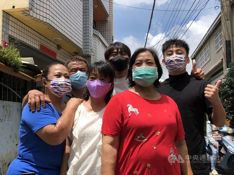 「柔道男神」楊勇緯(右3)東京奧運摘下銀牌後,12日返回台中后里的家,與家人開心合影。中央社記者趙麗妍攝 110年8月12日