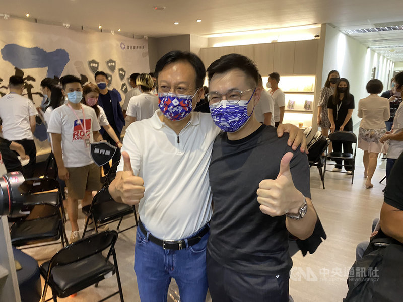 國民黨主席選舉12日辦理領表作業，前彰化縣長卓伯源（左）領表後，與黨主席江啟臣（右）一同出席國民黨青年部活動。中央社記者劉冠廷攝 110年8月12日