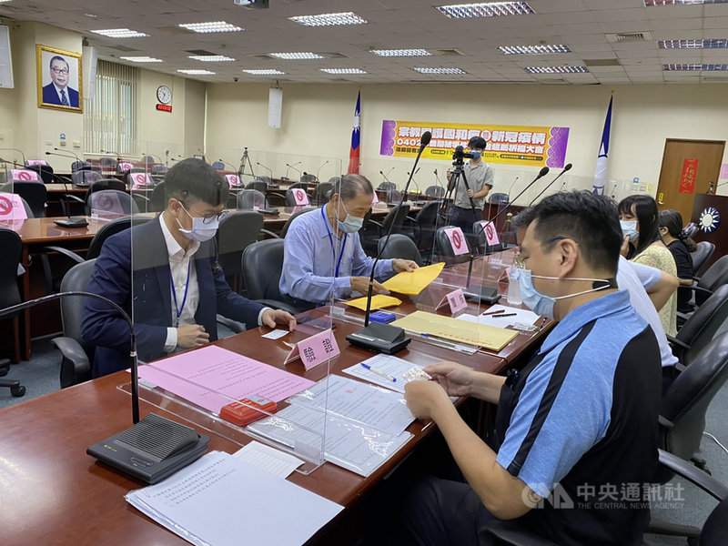 國民黨主席選舉12日辦理領表作業，前新北市長朱立倫由辦公室發言人凌濤（左1）、前國民黨副秘書長江政彥（左2）代為領表。（朱立倫辦公室提供）中央社記者劉冠廷傳真 110年8月12日