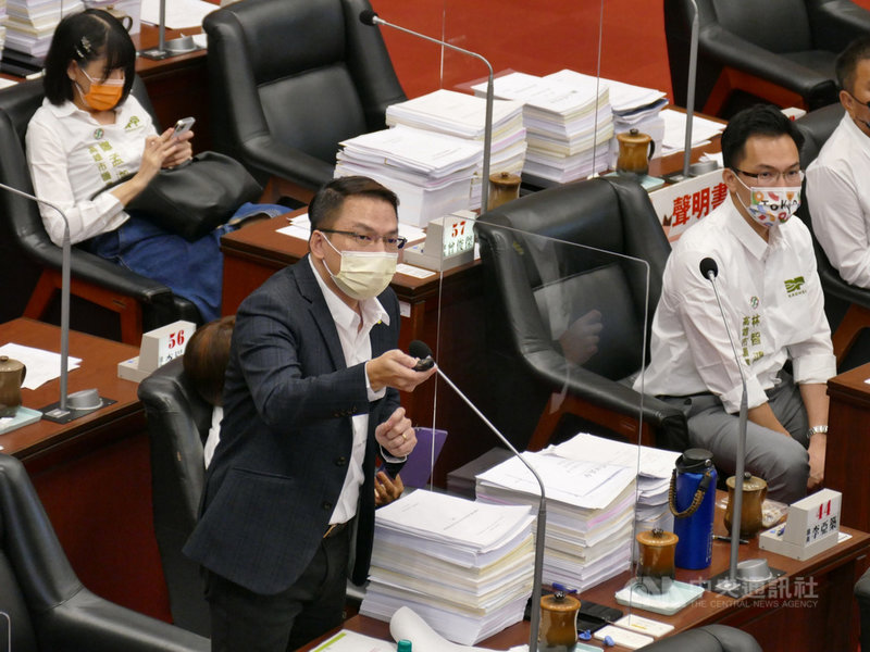 民進黨高雄市議員黃文益(前左)12日指出,合作金庫、土地銀行等國內大型金融機構,均以提供行員名額等方式投入體育選手培訓及養成,成就多名選手在奧運殿堂為台灣爭光,建議高雄銀行也加入伯樂行列,提供營養金、訓練經費及正式行員名額給優秀體育選手。(高雄市議會民進黨團提供)中央社記者蔡孟妤傳真 110年8月12日