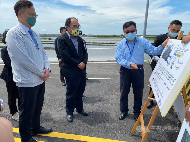 受疫情影響,雲林縣麥寮海水淡化廠整體工程目前落後2.4%,經濟部工業局長呂正華(前左2)12日前往視察,聽取相關簡報。(雲林離島工業區服務中心提供)中央社記者姜宜菁傳真 110年8月12日