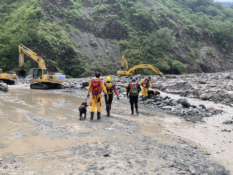高雄市桃源區代表謝宜真11日訪視災區遭泥流沖走,救難人員12日持續尋覓但仍未發現謝宜真蹤影;下午山區又下起大雨,搜救隊只好暫時撤離,預計13日上午繼續救援行動。(高雄市消防局提供)中央社記者蔡孟妤傳真 110年8月12日