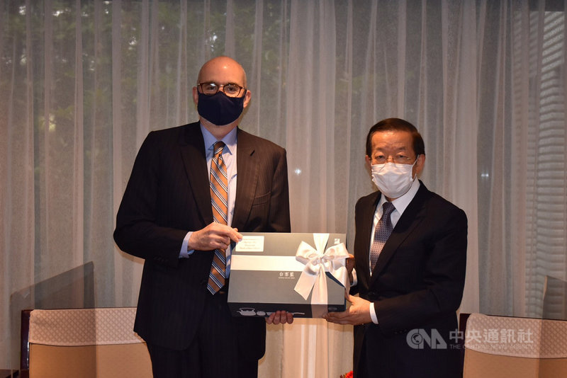 美國新任駐日代理大使谷立言(左)11日到駐日代表處拜訪駐日代表謝長廷(右),兩人談及台美日三方深化合作關係。(駐日代表處提供)中央社記者楊明珠東京傳真 110年8月12日