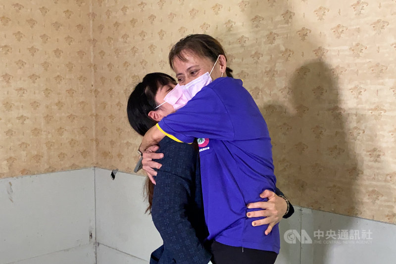 甫在東京奧運拿下女子舉重49公斤級第4名佳績的舉重好手方莞靈(左)12日回到台南住處,開心將許久不見的母親武虹均(右)一把抱起。中央社記者楊思瑞攝 110年8月12日