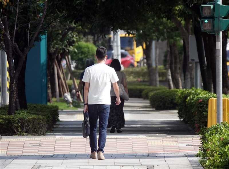 勞動部首度對應屆畢業青年推出尋職津貼,計畫將於16日正式上路,符合資格者最高可領3.2萬元。中央社記者鄭傑文攝 110年8月12日