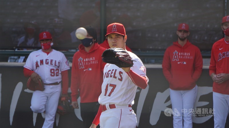 日本球星大谷翔平賽前在牛棚練投。中央社記者林宏翰洛杉磯攝 110年5月20日