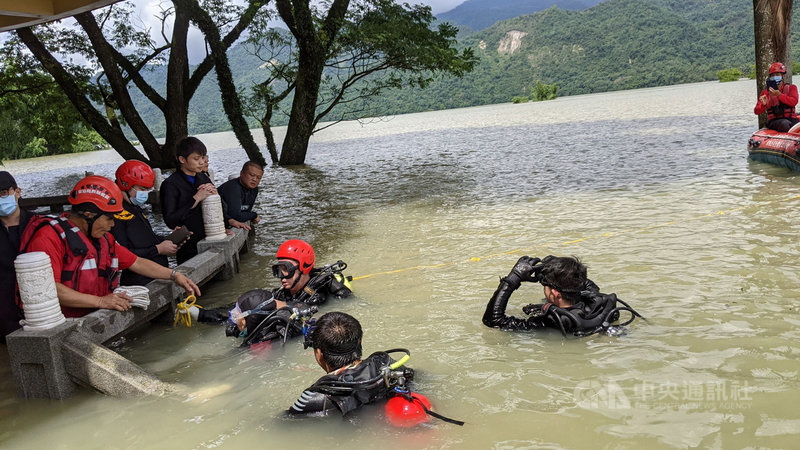 某大學林姓研究生11日與同學騎機車到嘉義縣大埔鄉湖濱公園遊玩,疑因撿手機時不慎滑落鄰近的曾文水庫,截至12日中午尚未找到人,警消及搜救人員持續兵分多路在水域中擴大搜索。(嘉義縣消防局提供)中央社記者蔡智明傳真 110年8月12日
