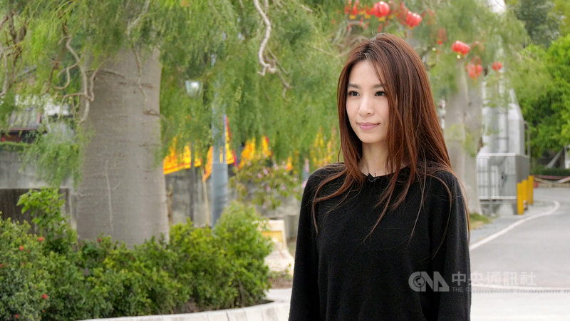 記錄台灣家庭臉譜的實境節目「誰來晚餐」第13季即將開播,歌手田馥甄擔任夢幻嘉賓,她也透露最愛的療癒美食是媽媽做的客家經典料理「雞酒」,平常工作繁忙的她,珍惜每次享用的機會,更珍惜身體健朗的媽媽。(公視提供)中央社記者葉冠吟傳真 110年8月12日