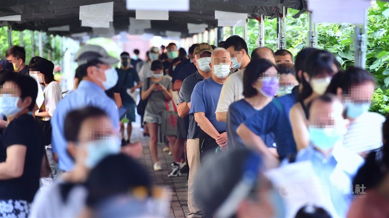 全台至12日累計COVID-19疫苗接種逾943萬人次。因應變種病毒,多國準備追加第3劑疫苗,指揮中心指揮官陳時中12日說,國際資料仍以高風險族群優先。圖為台北市接種站排隊人潮。(中央社檔案照片)