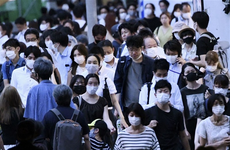 日本東京都因應COVID-19疫情從7月起實施第4次緊急事態宣言,12日實施滿1個月,但不見成效;專家會議指出,疫情已如同災害無法控制。圖為東京新宿街頭人潮。(共同社)