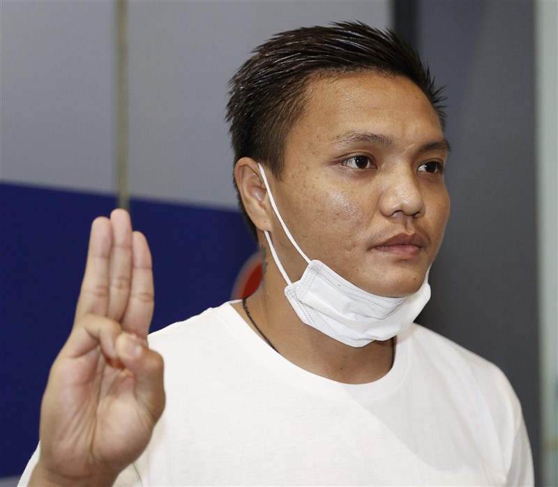 緬甸足球選手派良雄在日本比賽時比出反軍政府手勢後,擔憂回國遭迫害,留在日本尋求庇護。日本出入國居留管理廳也決定認定他為難民。(共同社)