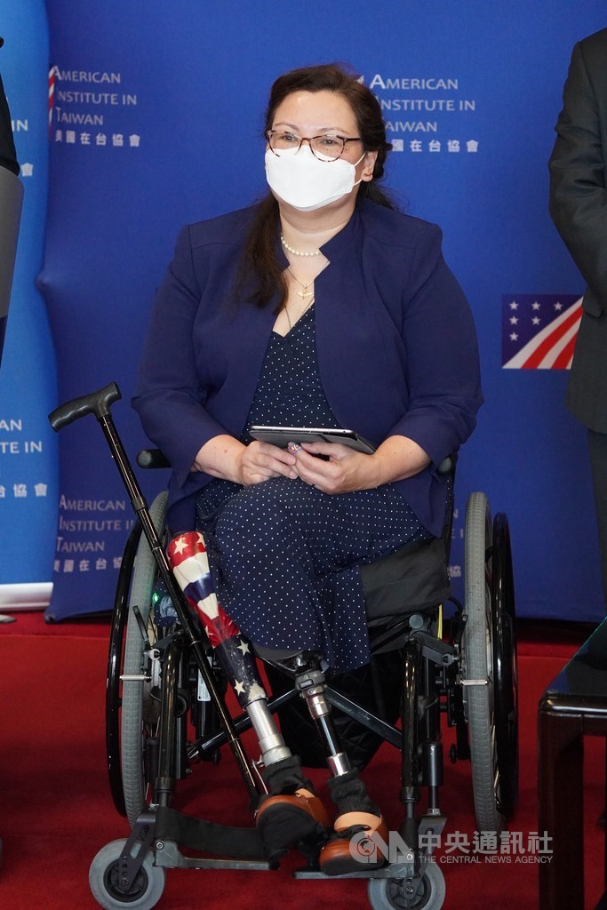 美國聯邦參議員達克沃絲(圖)6月6日協同另外2名參議員旋風式訪台,帶來美國將捐贈台灣莫德納(Moderna)疫苗的好消息。(中央社檔案照片)
