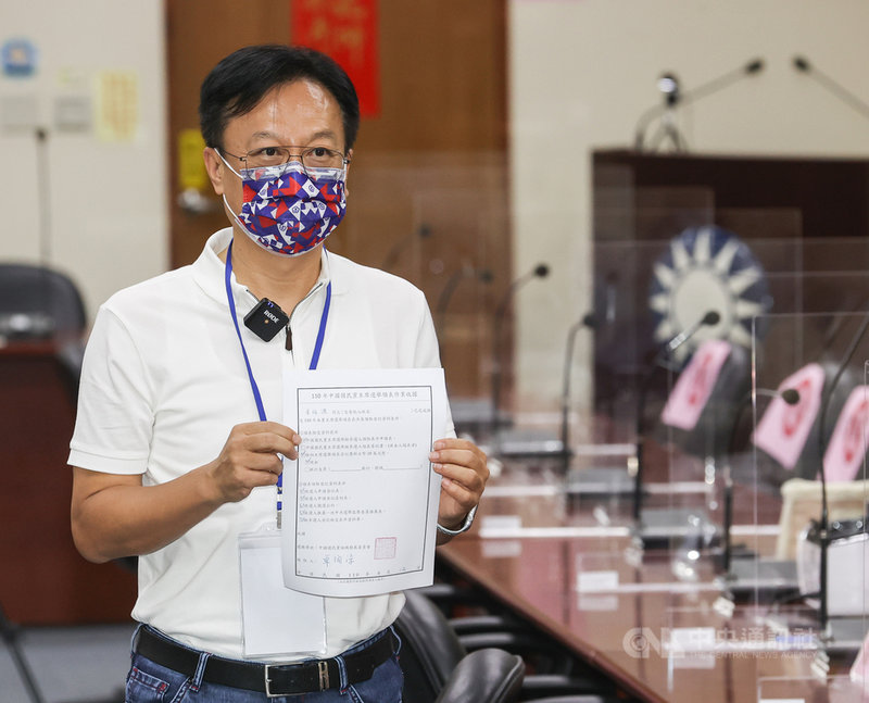 國民黨主席選舉將於9月25日舉辦，8月12、13日辦理領表作業。前彰化縣長卓伯源12日上午親自前往中央黨部領表，展現參選決心。中央社記者鄭清元攝　110年8月12日