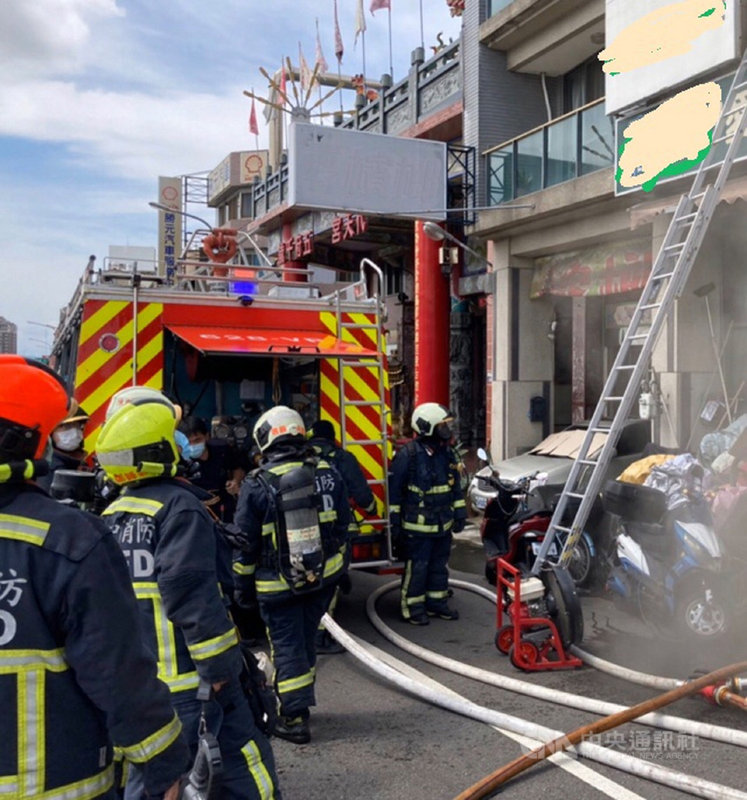 台中市消防局12日上午獲報,東區旱溪西路一段一家電動自行車車行發生火警,消防人員到場迅速撲滅火勢,張姓業者輕微燒燙傷送醫,他表示,當時正維修鋰電池,卻突然起火燃燒;後續仍有待調查釐清。(台中市消防局提供)中央社記者蘇木春傳真 110年8月12日