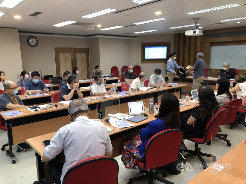 大考中心13日召開考試委員會,討論110學年度指考違反試場規則案件,就考生提早離場案,依情節不同,經委員投票有不同的懲處方式。中央社記者陳至中台北攝 110年8月13日