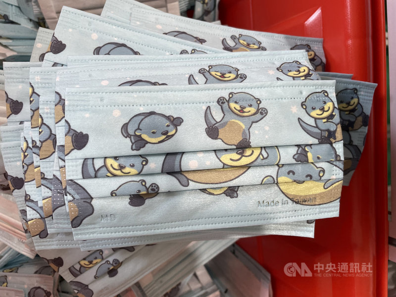 金門在地口罩業者13日表示,既然為在地工廠,一定要優先滿足鄉親需求;由於不少民眾期待能擁有金門特色口罩,他不斷發想設計,其中一款歐亞水獺口罩已於12 日正式推上生產線。中央社記者黃慧敏攝 110年8月13日