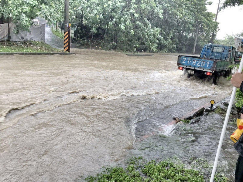 新北市區13日午後下起滂沱大雨，強降雨造成部分地區道路積水，樹林區環漢路4段一度積水嚴重，所幸雨勢趨緩後積水都已陸續退去。（新北市消防局提供）中央社記者黃旭昇新北市傳真　110年8月13日