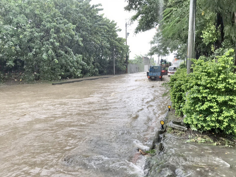 新北市樹林區環漢路4段一帶13日下午下起大雷雨,因雨勢過大,區域排水不及,道路一度積水,待雨緩後才逐漸退去。(新北市消防局提供)中央社記者黃旭昇新北市傳真 110年8月13日
