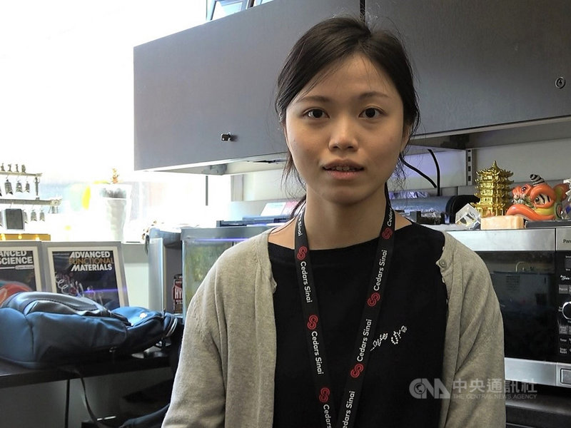 畢業於台大醫學院的王捷莓在加州大學洛杉磯分校的研究團隊中,以醫學背景貢獻奈米魔鬼氈晶片的研究。中央社記者林宏翰洛杉磯攝 110年8月13日