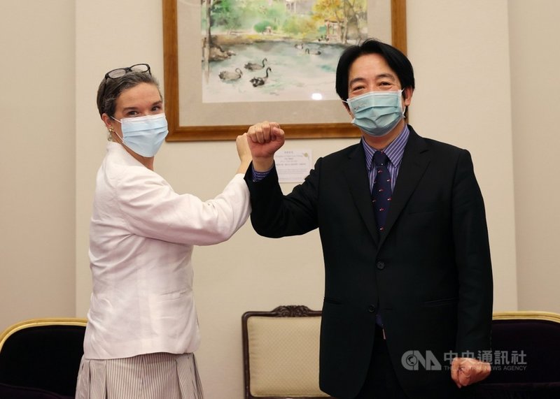 副總統賴清德(右)13日接見AIT台北辦事處新任處長孫曉雅(左),孫曉雅1992年初次到台灣為當時AIT最年輕的外交人員,30年後已是AIT處長。他認為,以孫曉雅對台灣的了解,一定可以對未來台美關係做出更具體的貢獻。(總統府提供)中央社記者溫貴香傳真 110年8月13日