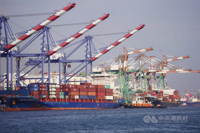 主計總處13日大幅上修2021年台灣經濟成長率至5.88%,較6月預測數5.46%大增0.42個百分點,全年經濟表現「坐5望6」,創11年新高水準。圖為台灣出口暢旺,持續寫下亮眼成績。中央社記者董俊志攝 110年8月13日
