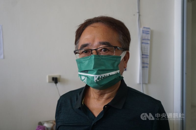金門子弟李洋和搭檔王齊麟在東京奧運羽球男雙奪金,金門在地口罩業者特別推出「賽末點」口罩,13日上線生產,口罩只送不賣,限量5000片。中央社記者黃慧敏攝 110年8月13日