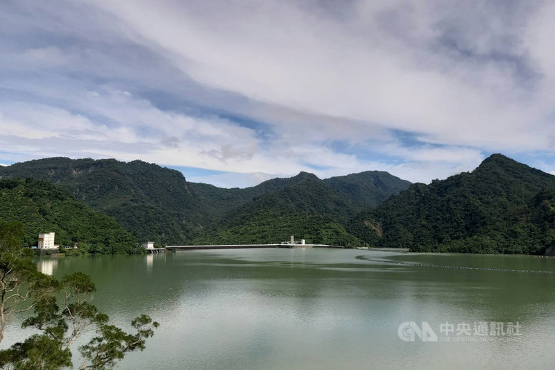 南部山區近日降雨豐沛，曾文水庫2日起進行調節性放水，至今放流量約4.12億立方公尺，南水局透過科學、嚴謹操作，13日下午1時40分水庫水位達230公尺，蓄水量5.09億立方公尺，蓄水率達百分百。（南區水資源局提供）中央社記者楊思瑞台南傳真 110年8月13日