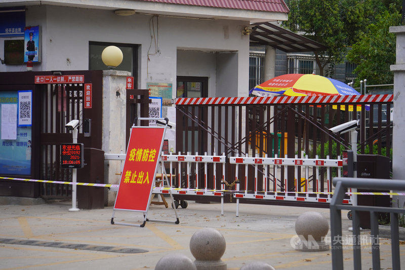 中國國家衛健委高級別專家組成員曾光接受港媒專訪時表示,中國防疫不會一直堅持「清零」,長遠還是要與病毒共存。圖為鄭州一個小區被調整為中風險地區後,遭到封閉管理。(中新社提供)中央社 110年8月13日