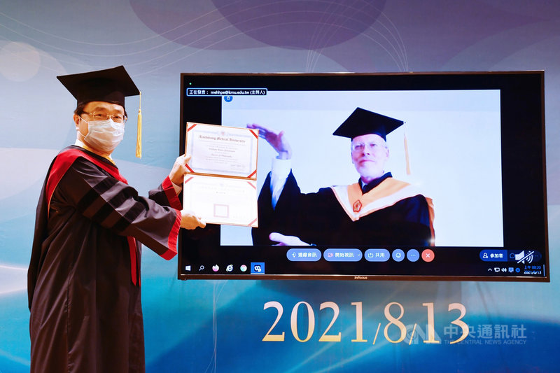 高雄醫學大學校長鐘育志(左)13日透過視訊連線,頒授名譽博士學位給前美國在台協會(AIT)處長酈英傑(右),表揚他任內積極增進兩國合作交流的卓越貢獻,這也是高醫大首次舉辦海外線上名譽博士學位頒授典禮,過程簡單隆重。(高雄醫學大學提供)中央社記者侯文婷傳真 110年8月13日