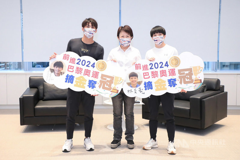 首闖奧運殿堂即獲佳績的柔道好手楊勇緯(左)、林真豪(右)13日一同拜會台中市長盧秀燕(中),盧秀燕也鼓勵兩人繼續挑戰2024巴黎奧運、再創佳績。(台中市政府提供)中央社記者郝雪卿傳真 110年8月13日