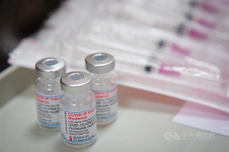 美國食品暨藥物管理局(FDA)12日授權,可為免疫功能低下者施打輝瑞&BNT、莫德納的COVID-19疫苗追加劑。圖為莫德納疫苗。(中央社檔案照片)