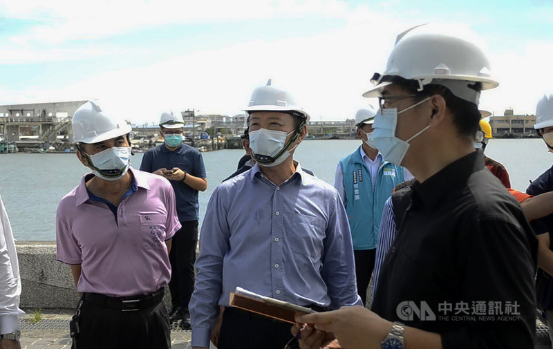嘉義東石漁人碼頭為嘉義縣海區著名觀光景點,因臨海邊導致許多設施風化損壞,縣府利用疫情期間遊客少,暫時封閉碼頭修繕,縣長翁章梁(前左2)13日前往視察了解工程進度。中央社記者蔡智明攝 110年8月13日
