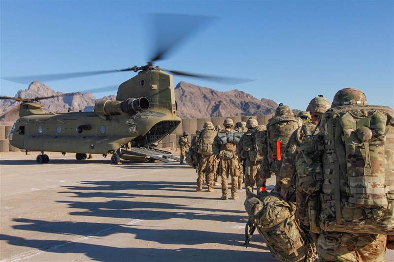 美國審計部門表示，阿富汗軍方高層長年灌水員額，揩美國納稅人的油中飽私囊。圖為2019年美軍搭乘直升機前往阿富汗執行任務。（圖取自美國國防部網頁defense.gov）