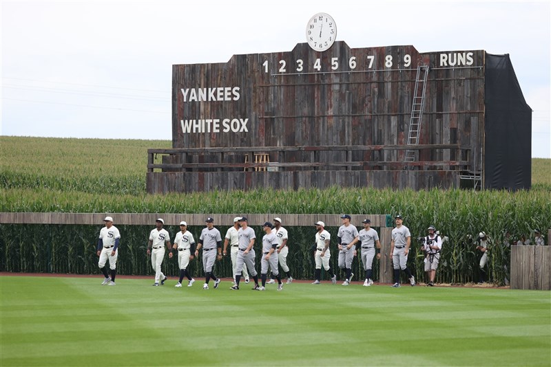 美國職棒大聯盟MLB白襪12日與洋基的比賽在一塊玉米田中臨時搭建的球場進行,兩隊的球員都對這座充滿田園風光的球場讚嘆不已。(圖取自twitter.com/MLB)