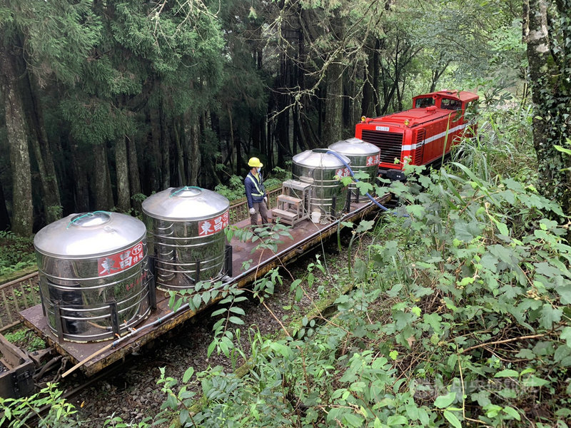 日前豪雨造成阿里山國家森林遊樂區祝山引水管線破裂，對高岳車站廁所無水可用，林鐵火車12日展開緊急救援，啟用「平甲車」運送4噸水至對高岳車站，解決缺水問題，讓公廁正常開放。（林鐵及文資處提供）中央社記者蔡智明傳真  110年8月14日