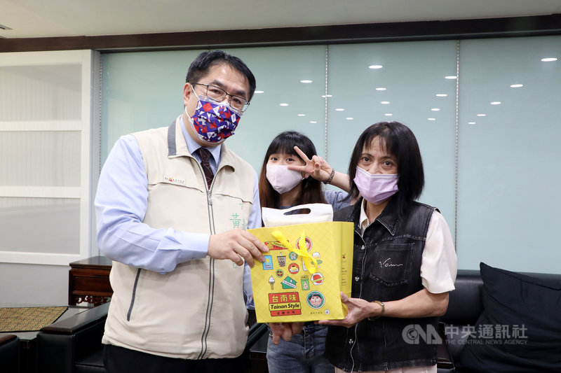 「舉重精靈」方莞靈(中)與媽媽武虹均(右)14日拜會台南市長黃偉哲(左),對於台南市府協助修繕住處並提供生活協助表示感謝。(台南市政府提供)中央社記者楊思瑞台南縣傳真 110年8月14日