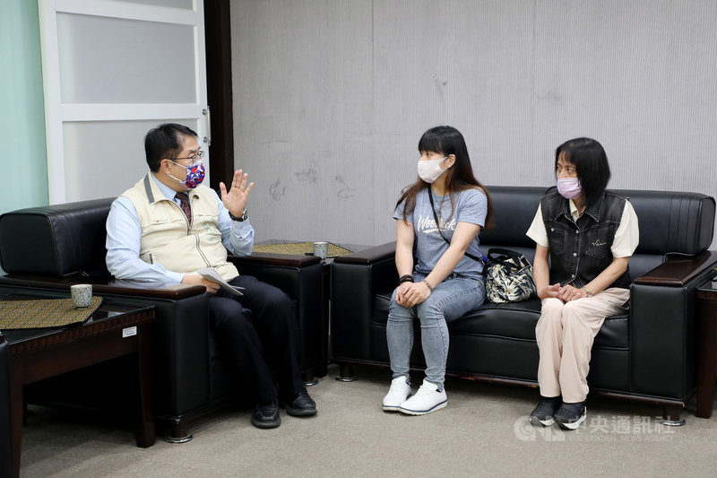 首闖奧運殿堂就舉出第4名佳績的「舉重精靈」方莞靈(中)與媽媽武虹均(右)14日前往拜會台南市長黃偉哲(左),方莞靈說,奧運比賽已發揮當天最好狀態,未來會再繼續努力。(台南市政府提供)中央社記者楊思瑞台南縣傳真 110年8月14日