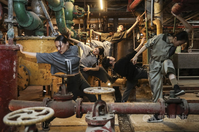 屏東縣長潘孟安14日指出,深耕屏東的「滯留島舞蹈劇場Resident Island Dance Theatre」入獲選美國國務院第6季Center Stage計畫,將受邀到全美巡迴演出。(屏東縣政府提供)中央社記者郭芷瑄傳真 110年8月14日