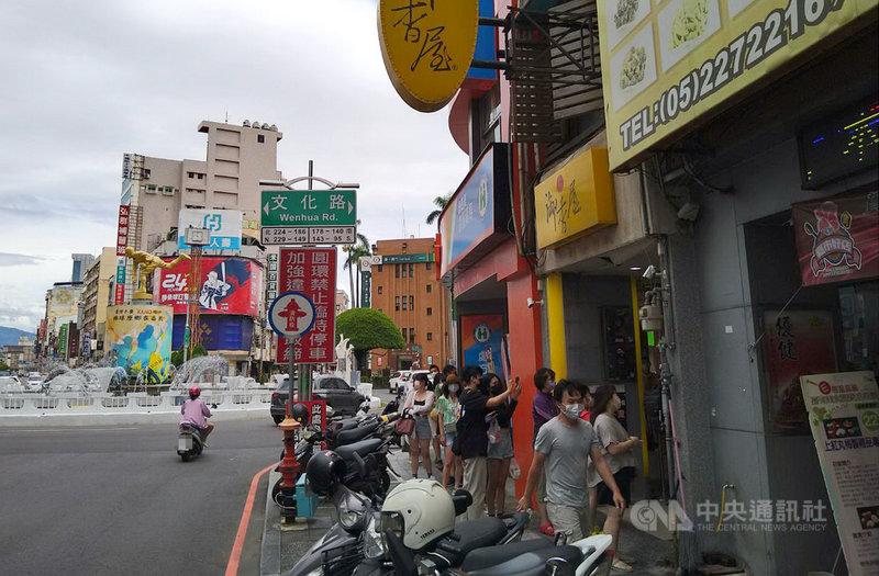 振興五倍券朝全民免費領取方向規劃,雲嘉嘉3縣市首長14日皆表示,將推出相關配套方案,帶動消費,消弭疫情對經濟的負面影響。圖為嘉義市文化路噴水圓環旁,民眾排隊買飲料。中央社記者蔡智明攝 110年8月14日