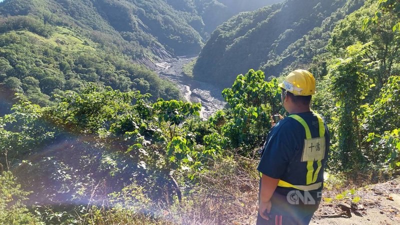 高雄市桃源區玉穗溪上游土石泥流下衝,將好不容易搶通的便道沖毀,進度歸零,施工人員也遭生命威脅。(公路總局第三區養護工程處甲仙工務段提供)中央社記者蔡孟妤傳真 110年8月14日