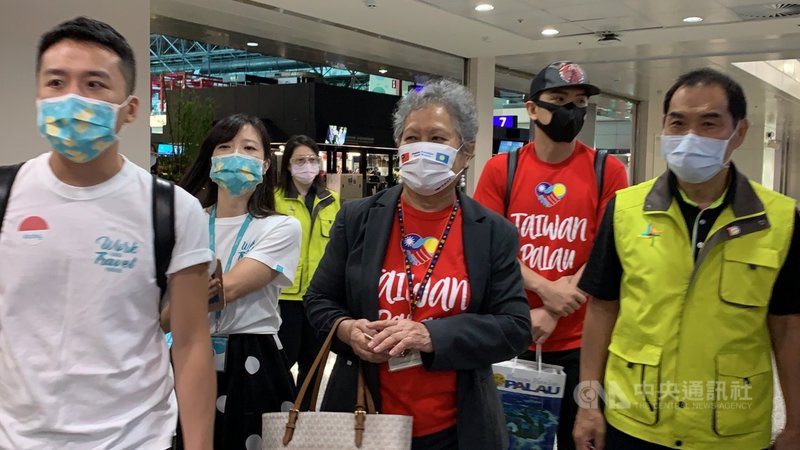 台帛旅遊泡泡14日重啟，帛琉駐台大使歐克麗（Dilmei L. Olkeriil）（前中）一早到桃園機場替旅客送行。中央社記者葉臻攝 110年8月14日